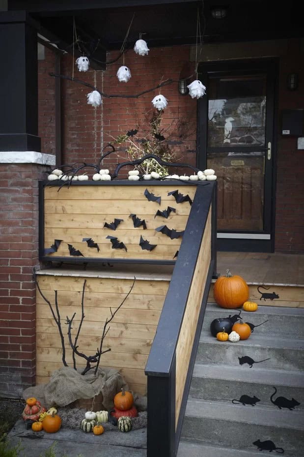 Creative Ghostly Halloween Porch Decoration