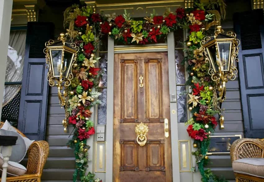 Dramatic, Old-Fashioned Garland Decor