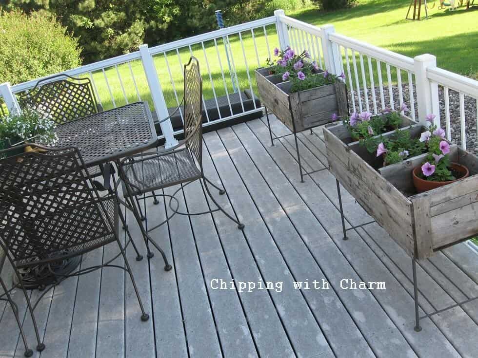 Vintage Rustic Backyard Deck Décor