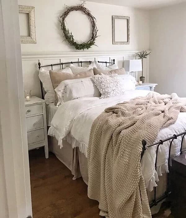 Small Bedroom Using Blankets and Soft Textures