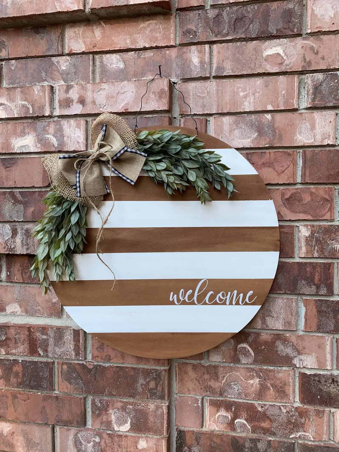 Round and Striped Welcome Wreath Sign