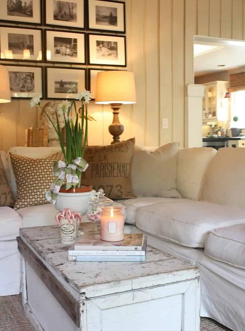 Heartfelt and Inviting Farmhouse Living Room Décor