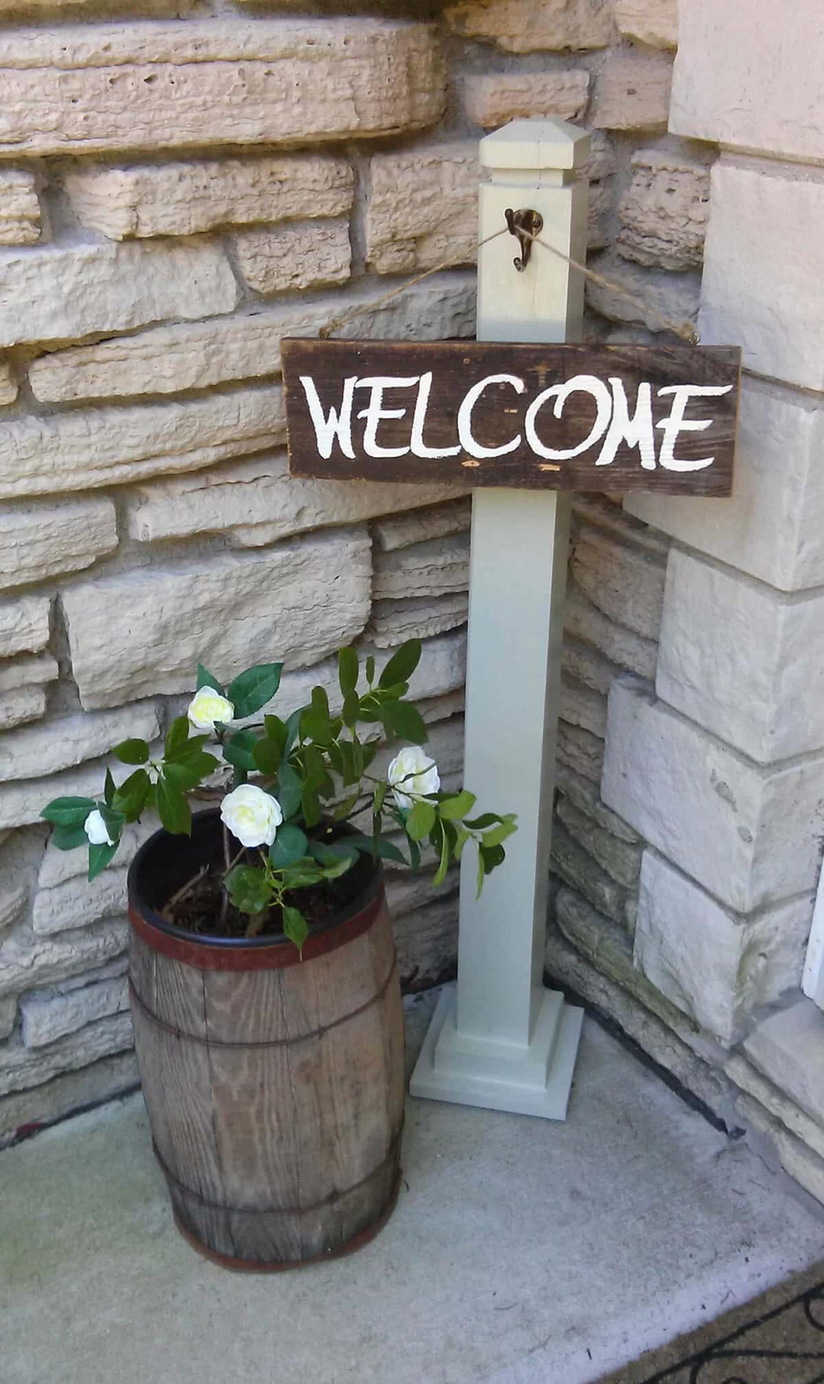 Little Barrel with Roses and Welcome Sign