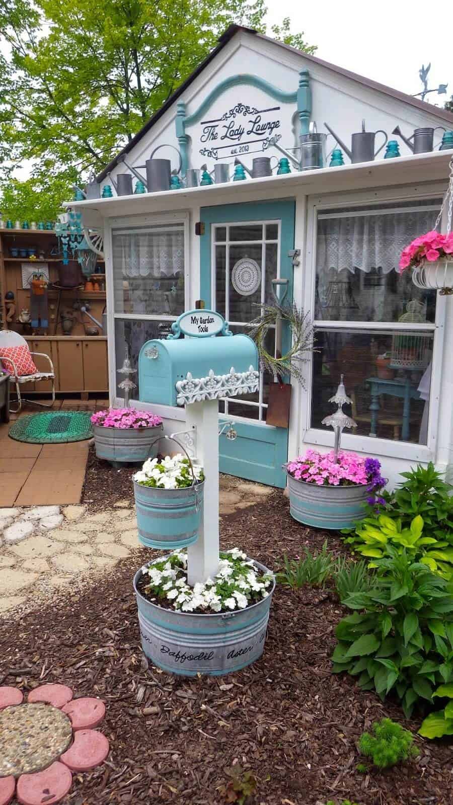 Lady Lounge with Mailbox in Teal & White