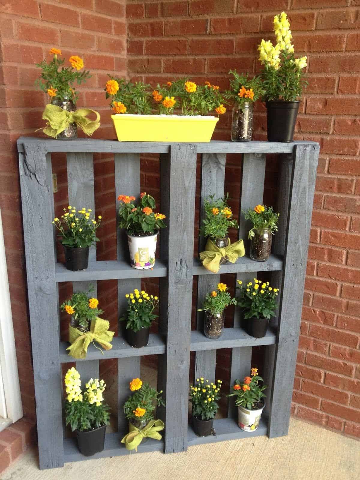 The Country Charm of This Porch Decoration is Irresistible