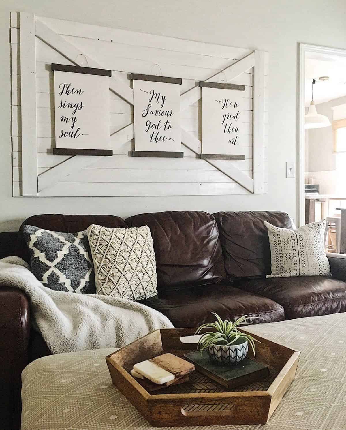 Farmhouse Decor Ideas: Printed Hymn Lyrics Decor Ideas on Old Barn Doors